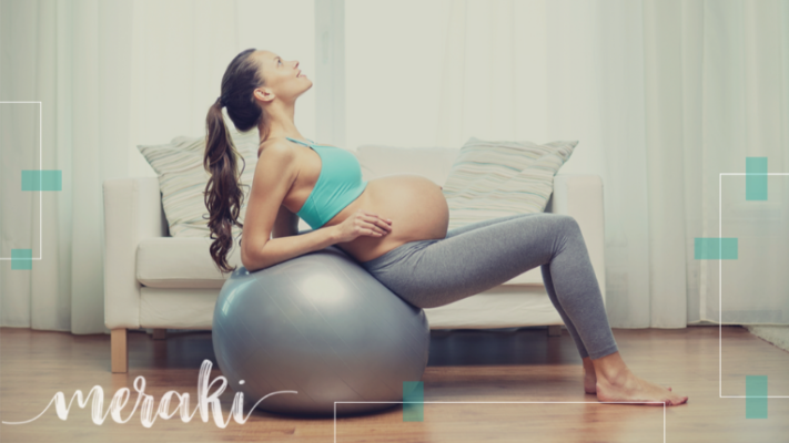 Gestante praticando exercício de Pilates com bola
