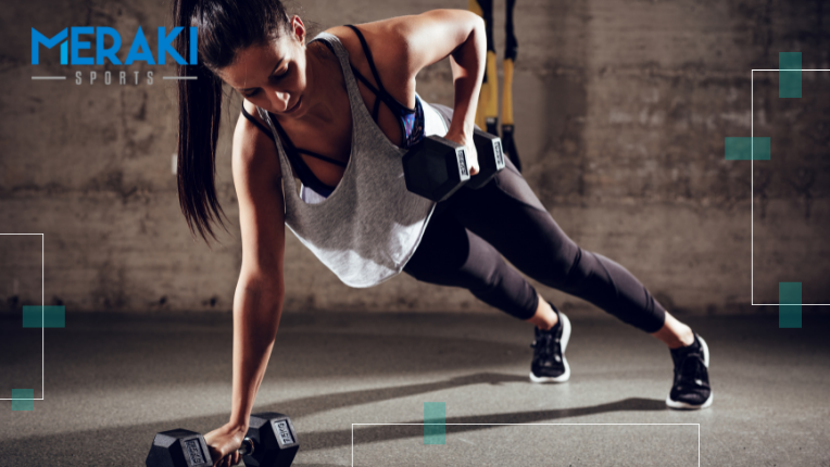 Mulher realizando exercício de prancha com halteres