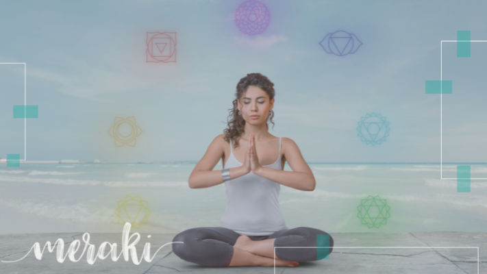 Mulher meditando em posição de yoga