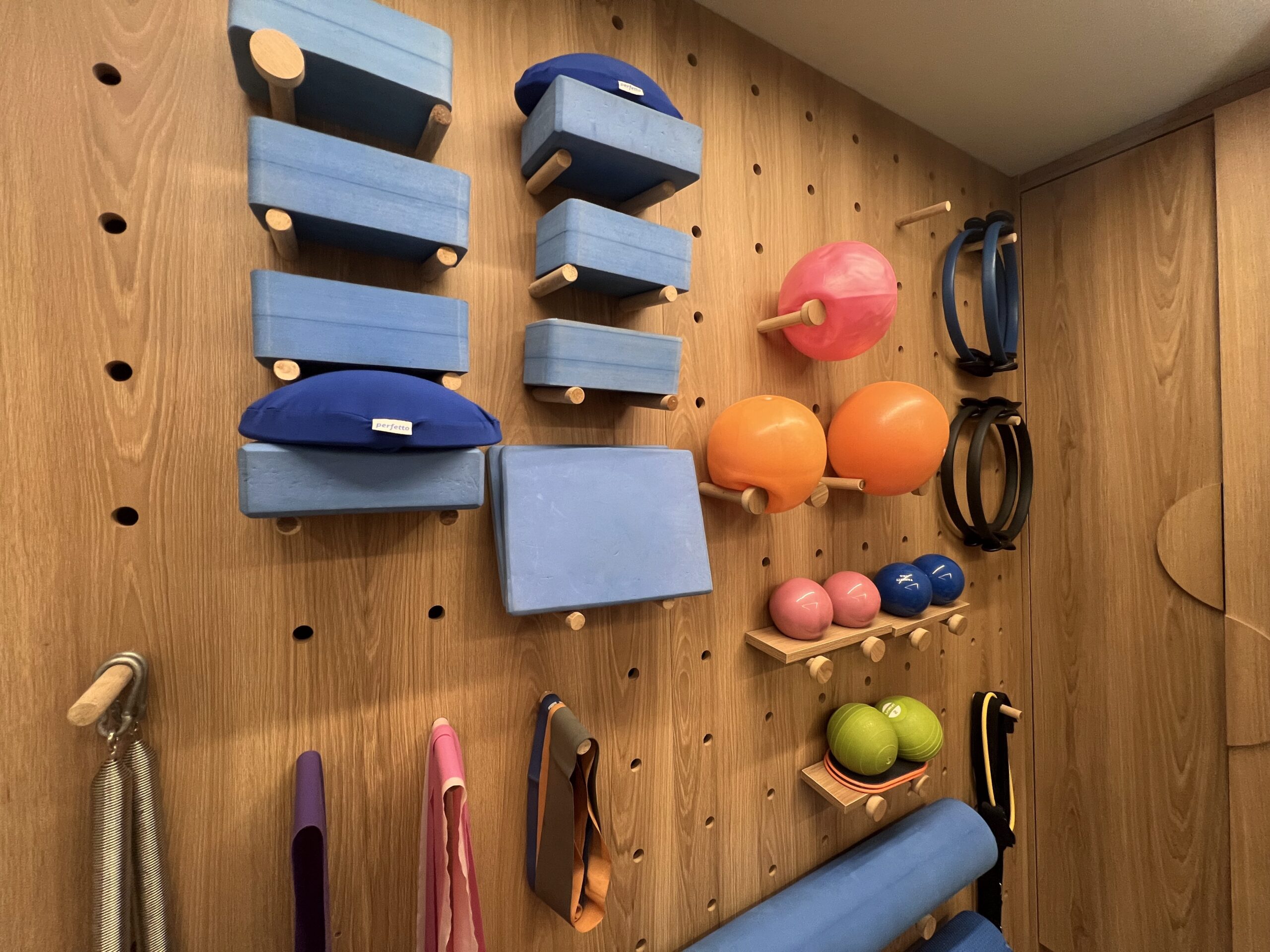 Acessórios para exercícios de fisioterapia e Pilates na Meraki