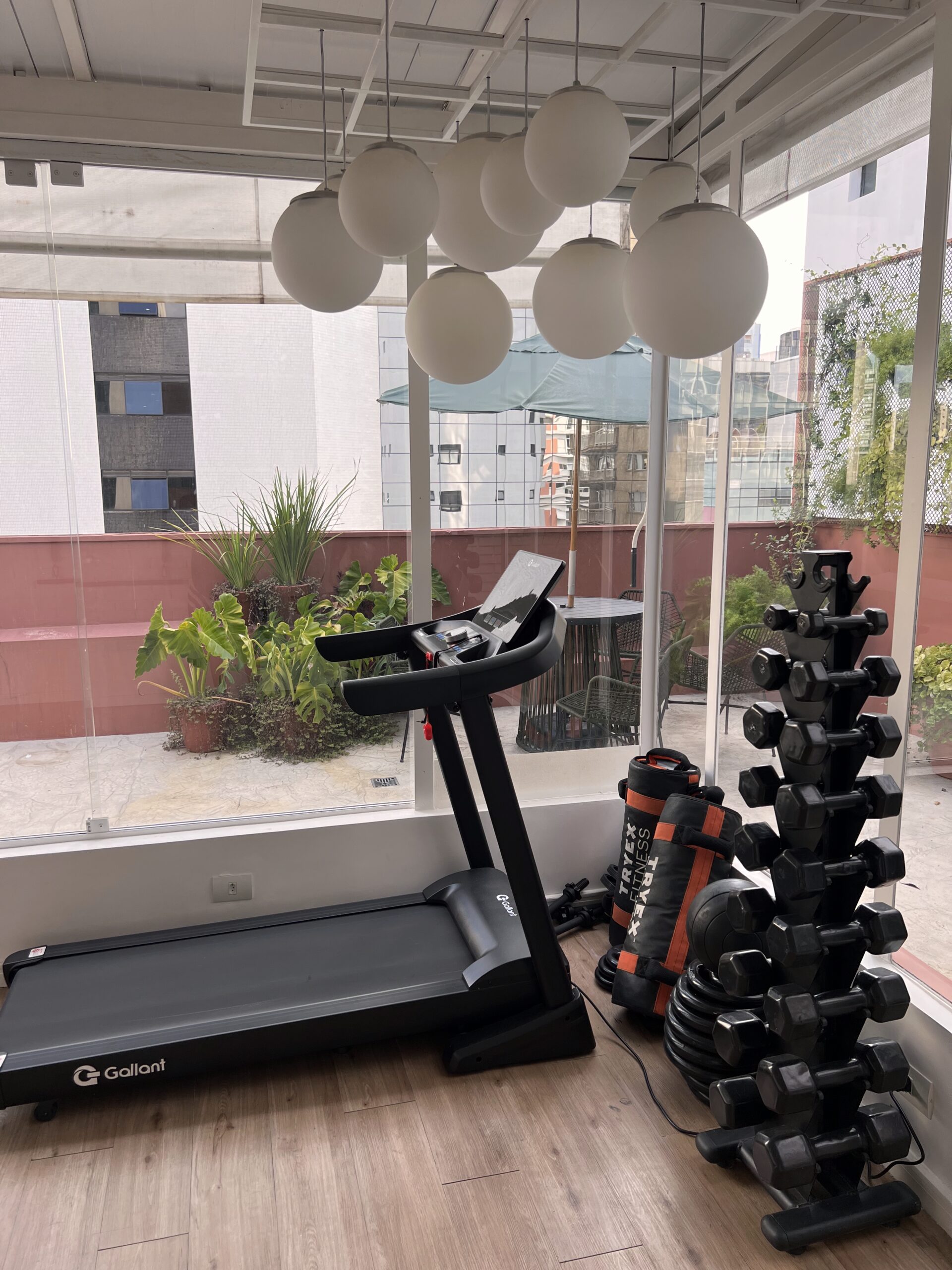 Espaço de treino funcional da Meraki com esteira e halteres