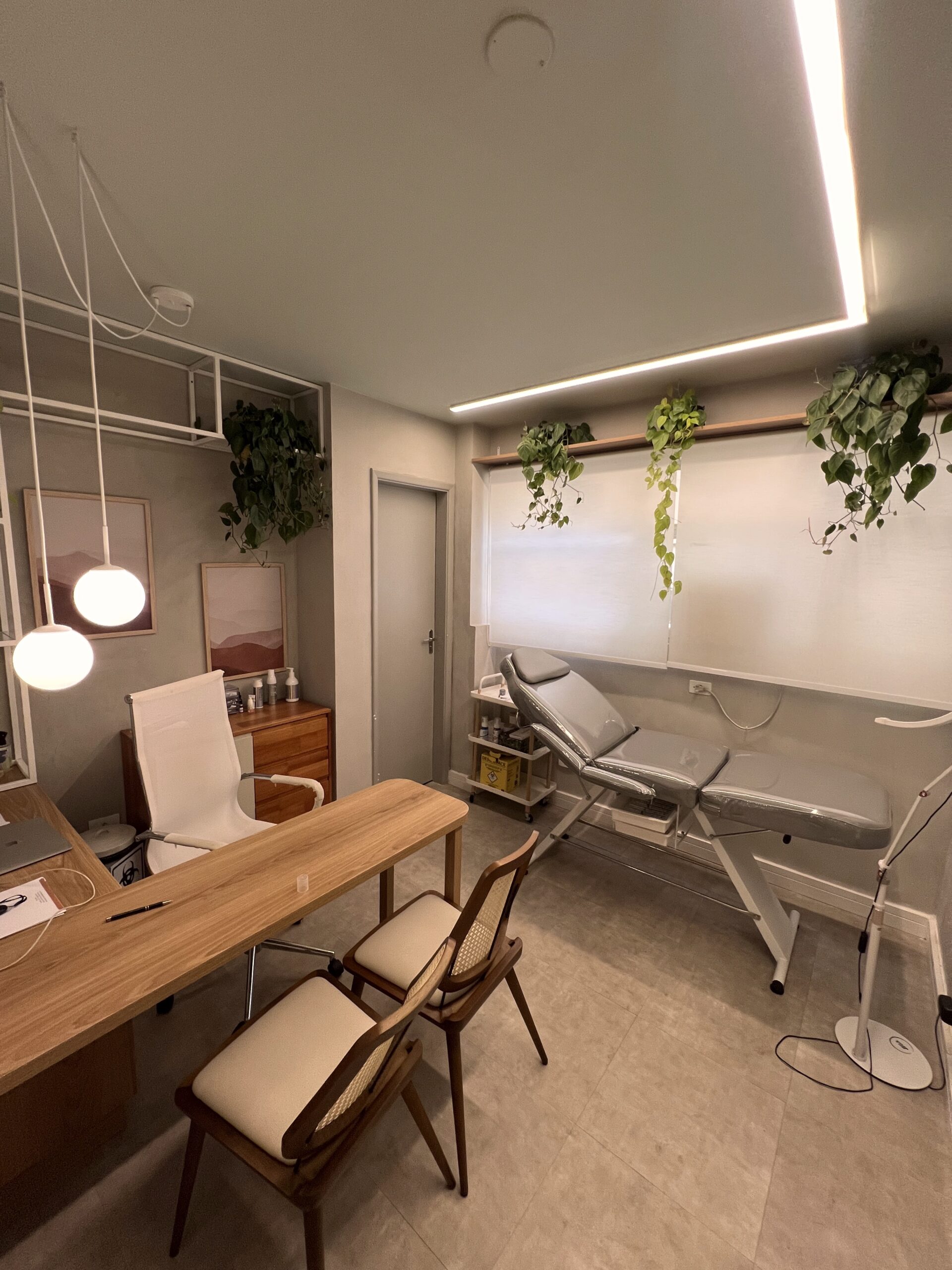 Sala de atendimento da Meraki com maca e mesa