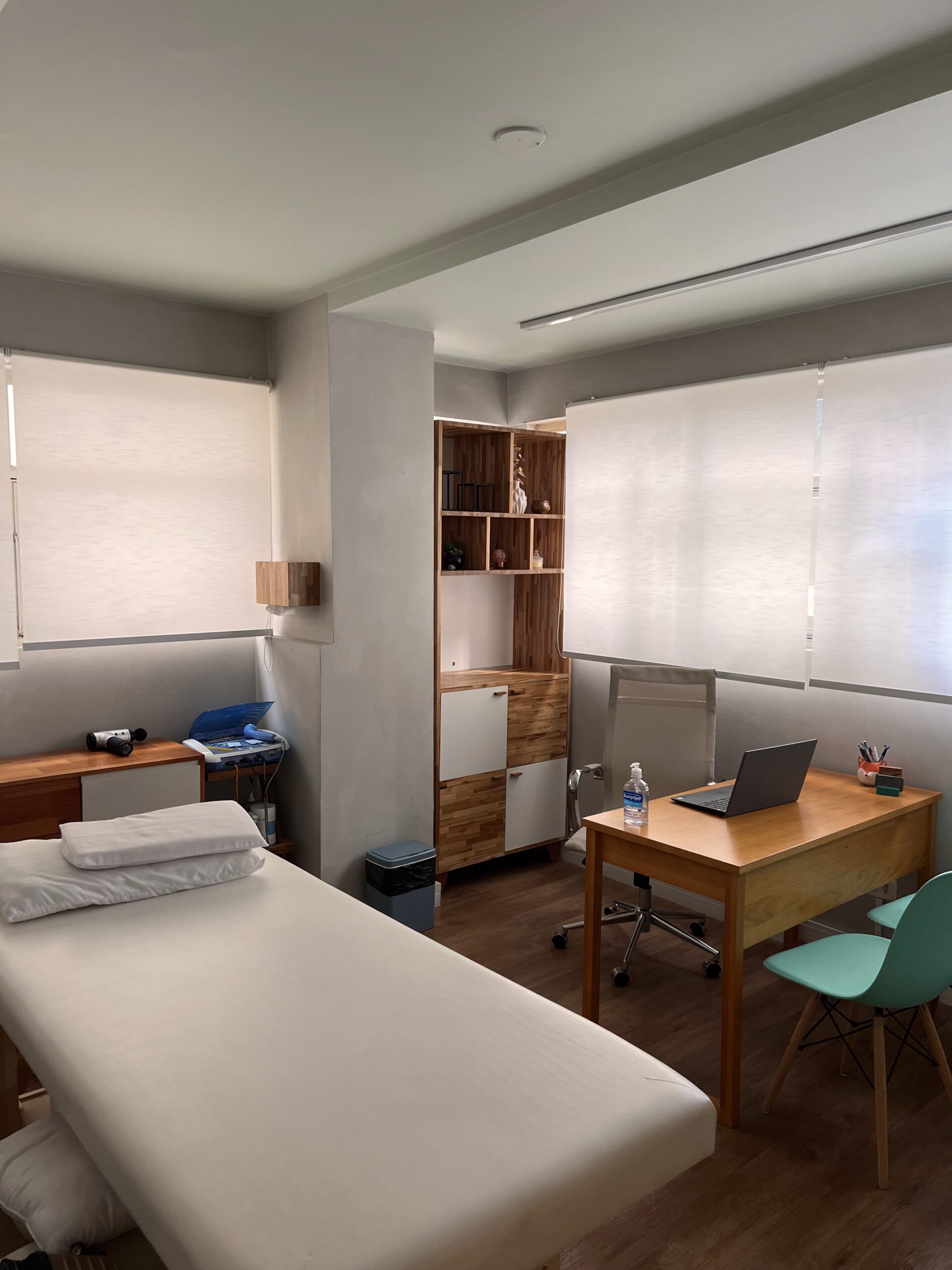 Sala de atendimento da Meraki com maca