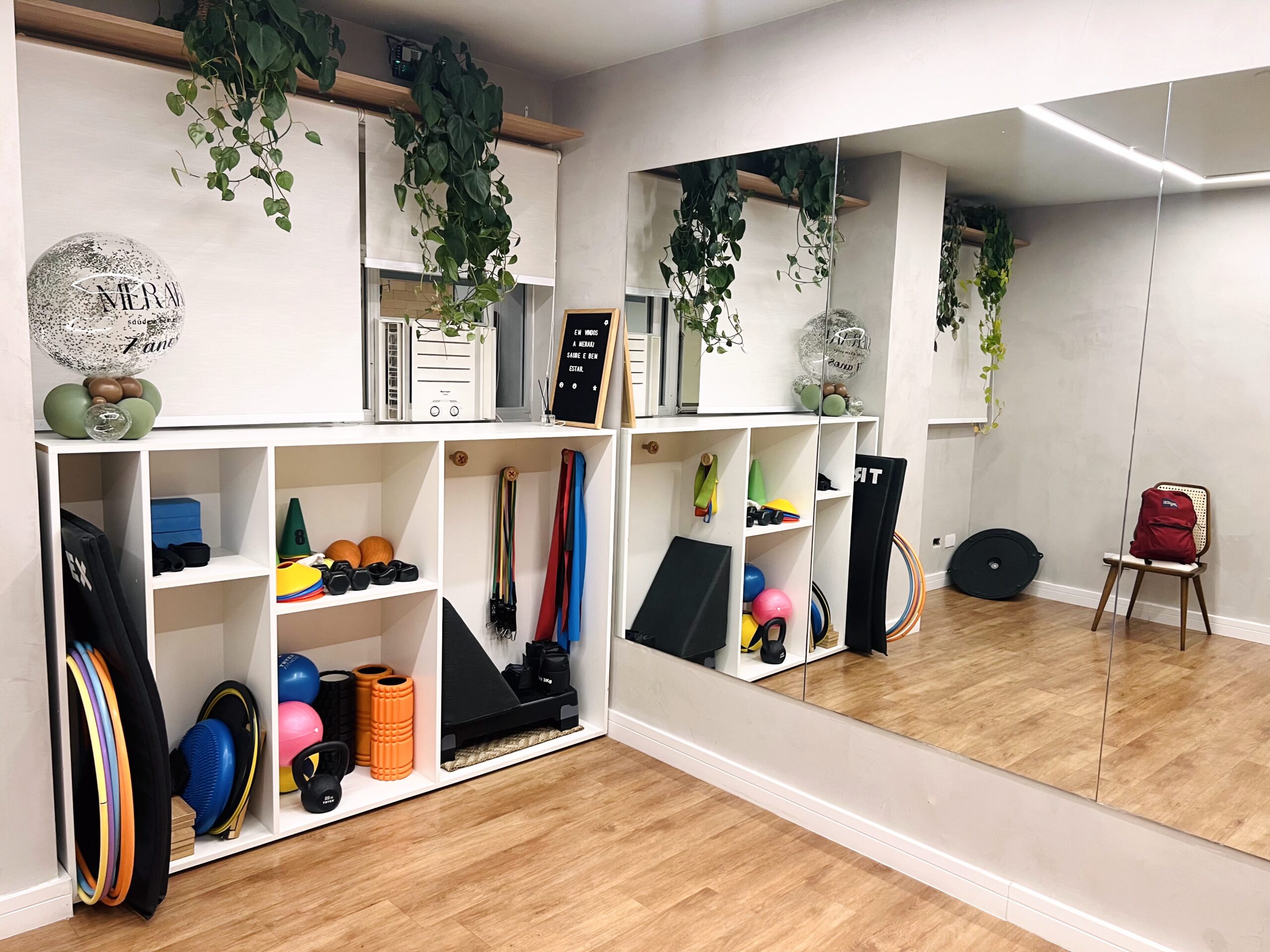 Sala de exercícios da Meraki com acessórios e espelho