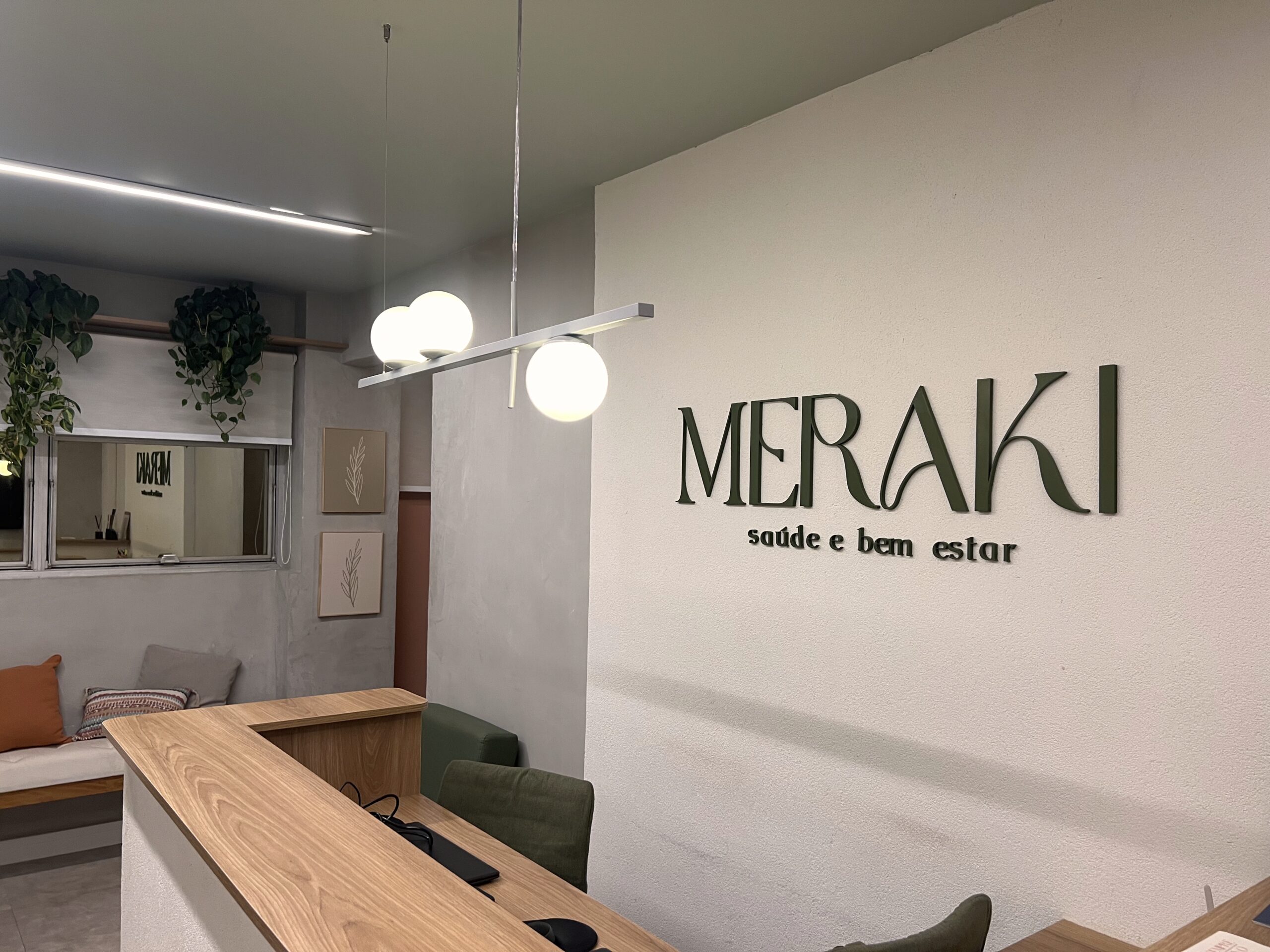 Recepção da Meraki com logotipo na parede